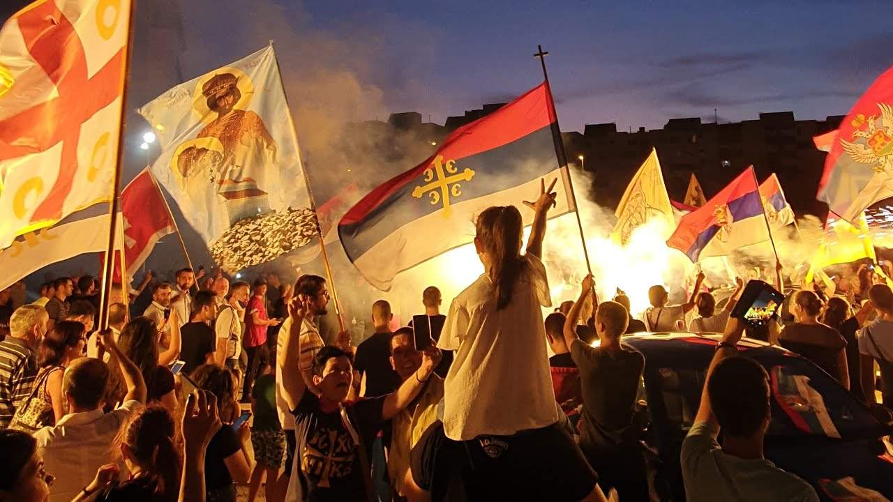 U pravoslavnim hramovima u Beogradu se okupili desničari i ultradesničari (Video)